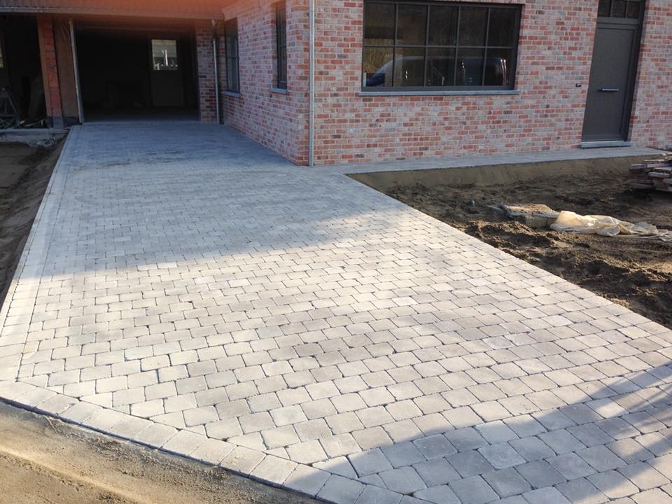 Oprit met natuursteen